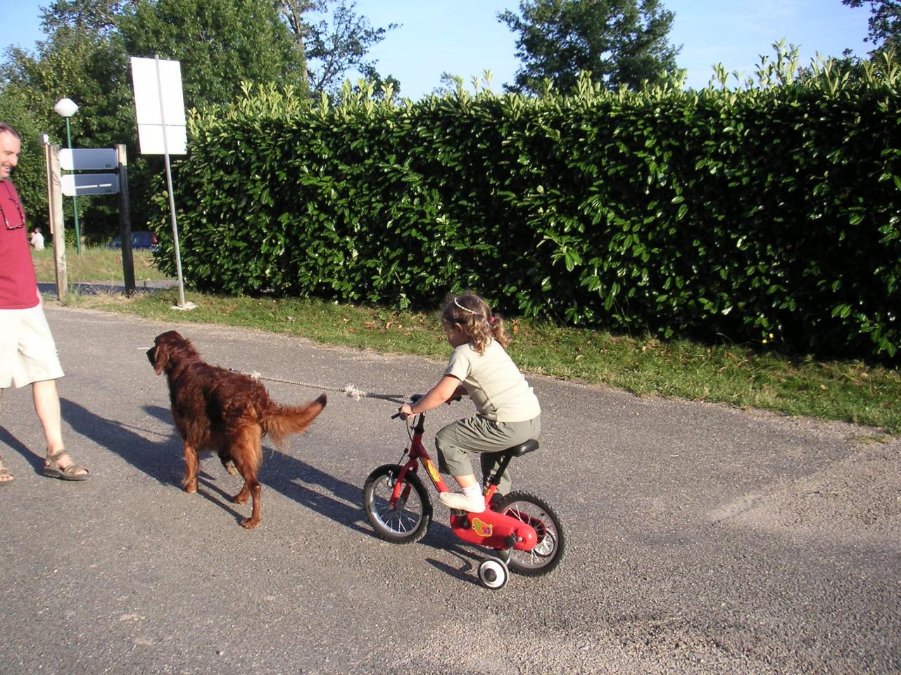 Marie fait du vélo avec Muscat.JPG